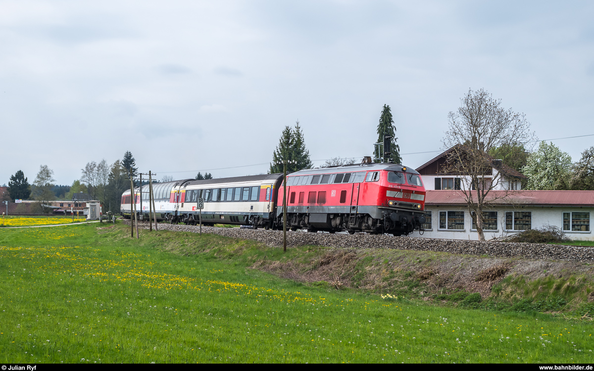 218 401 zieht am 14. April 2017 den EC 193 Zürich - München mit ca. 30 Minuten Verspätung bei Hergatz auf die noch mit Telegraphenmasten ausgerüstete Strecke Richtung Wangen im Allgäu.