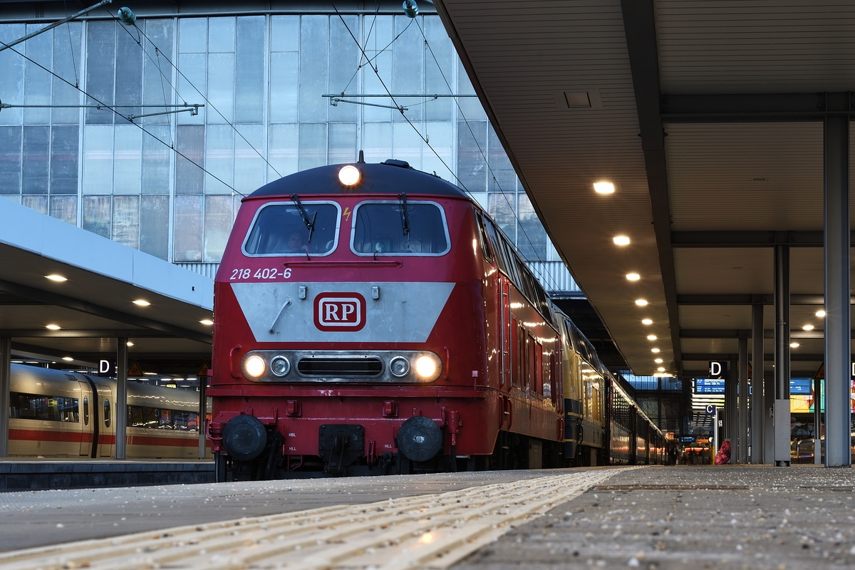 218 402 und 218 460 bespannten am 4. März 2019 EC 190. Hier steht der Zug noch in München Hbf. Hinweis: Das Bild wurde mit ISO 50 aufgenommen.