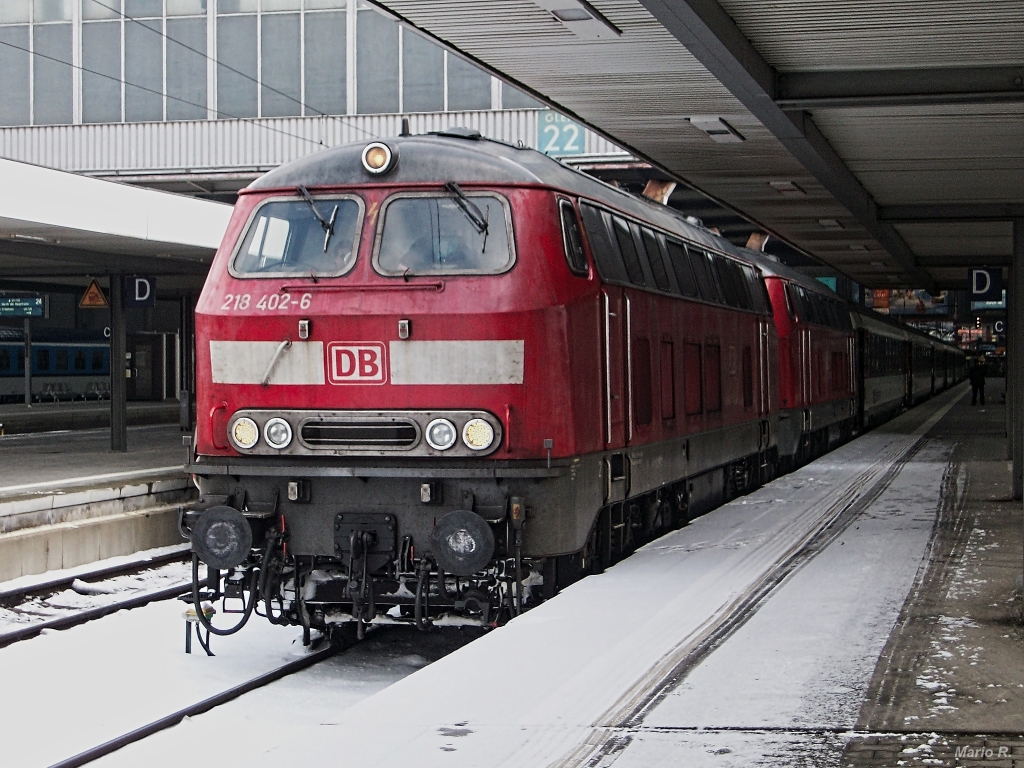 218 402-6 und 218 423 bespannten am 23.2.13 den EuroCity 194 nach Zürich. Aufgenommen in München Hbf.