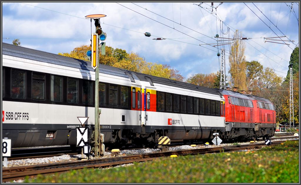218 405-9 und 218 498-4 beschleunigen den EC193 auf dem Seedamm bei Lindau Richtung Allgu. (05.11.2013)
