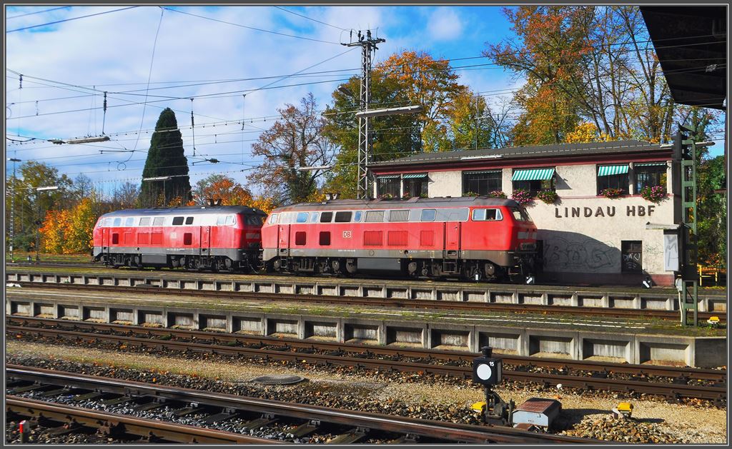 218 405-9 und 218 498-4 machen sich in Lindau Hbf bereit zur bernahme des EC193 nach Mnchen. (05.011.2013)