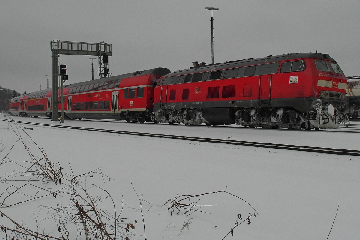218 406-7 mit IRE 4218, Lindau - Stuttgart, bei der Ausfahrt aus dem Bahnhof von Biberach (Riß), 17.01.2017.