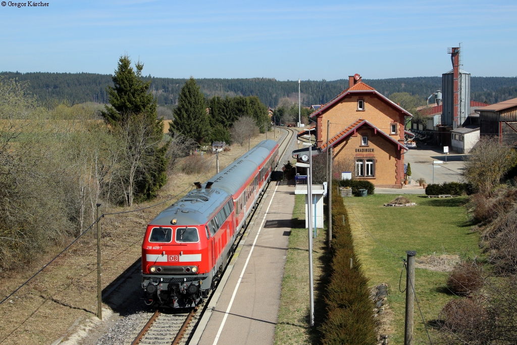 218 409-1 mit dem IRE 3220 Ulm-Neustadt bei der Durchfahrt Unadingen. Aufgenommen am 29.03.2014.