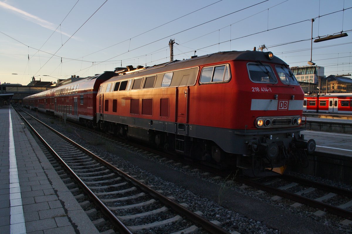 218 414-1 steht am Morgen des 14.8.2017 mit dem RE57504 nach Füssen im Münchener Hauptbahnhof bereit.