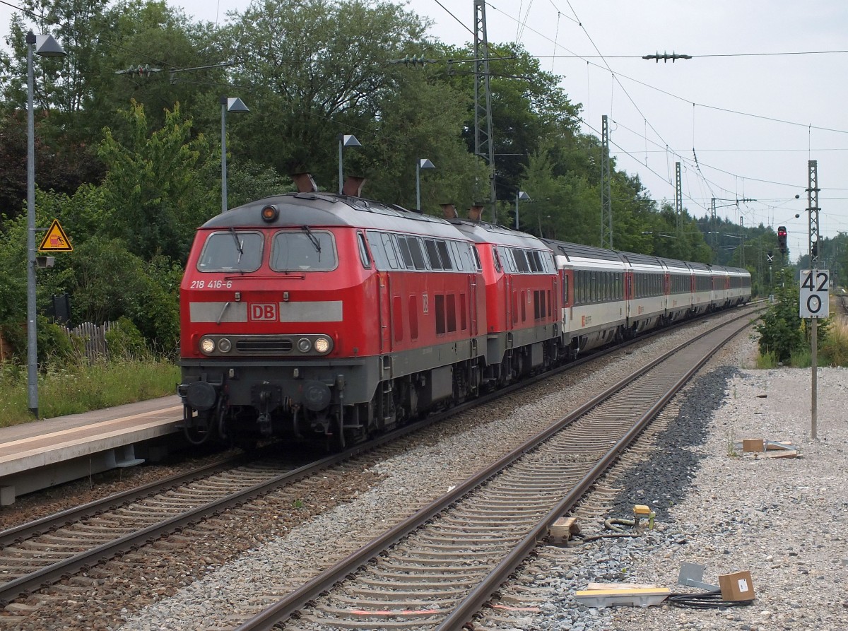 218 416 + 218 mit EC 194 am 27.06.2015 bei der Durchfahrt durch Geltendorf.
