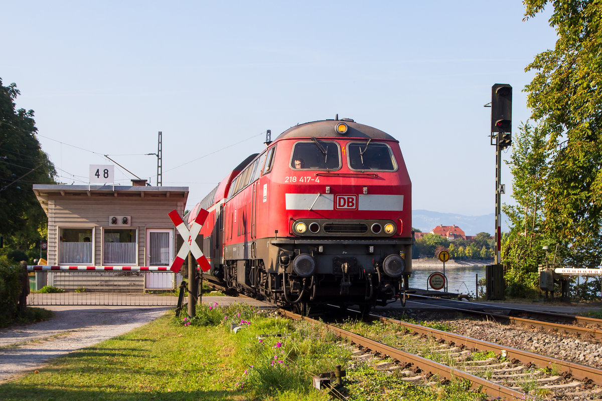 218 417-4 zieht ihren IRE aus Lindau kommend am Schrankenposten 48 vorbei. 21.8.18