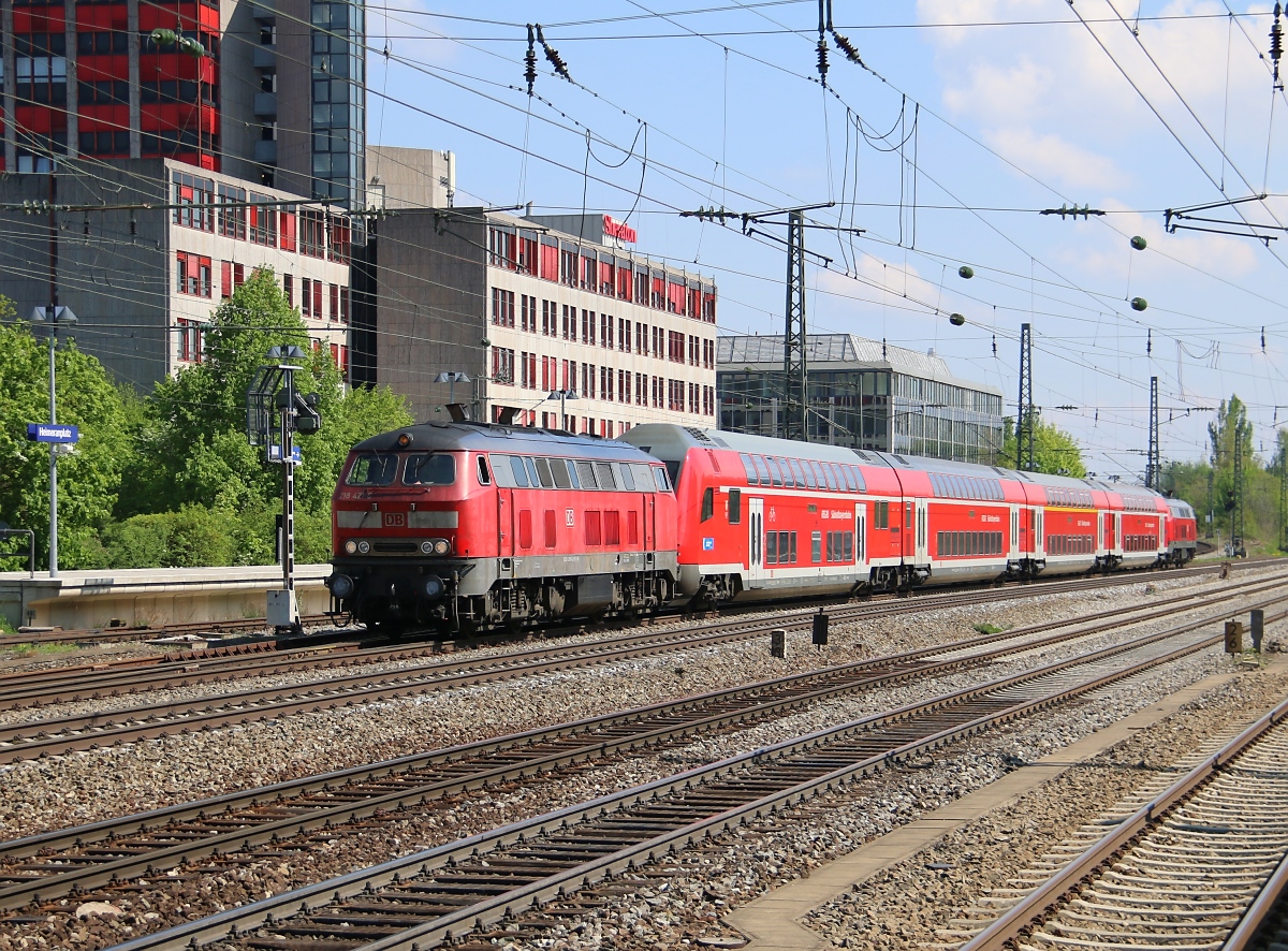 218 421-6 und 218 403-4 mit einem RE im Sandwich in Fahrtrichtung München Hbf. Aufgenommen am 25.04.2014 am Heimeranplatz.
