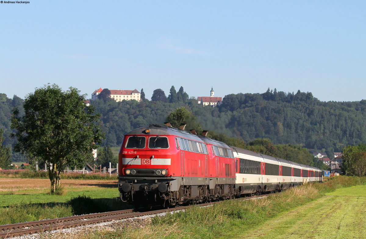 218 421-6 und 218 403-4 mit dem EC 196 (München Hbf-Zürich HB) bei Unterzeil 8.8.16