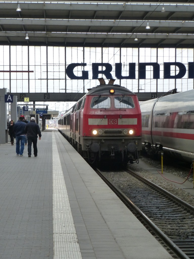 218 421-6 fährt hier gerade am 04.01.2014 in den Münchner Hbf ein.
Sie war Zuglok des EC aus der Schweiz.