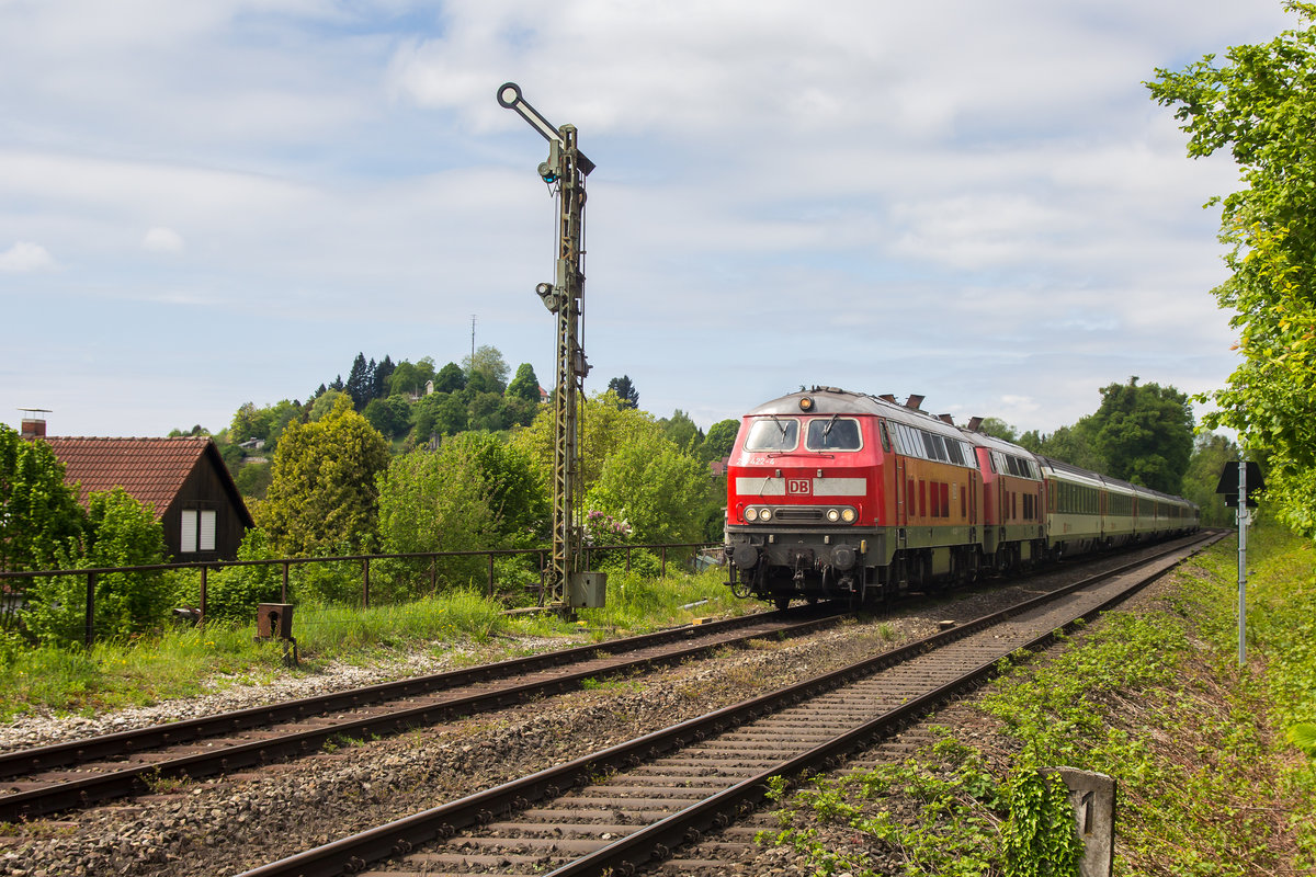 218 422-4 rollt mit dem Mittags EC aus dem Allgäu Lindau entgegen. 1.5.18