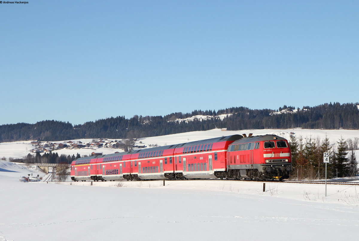 218 425-7 mit dem RE 57500 (München Hbf-Füssen) bei Hopfen 21.1.17