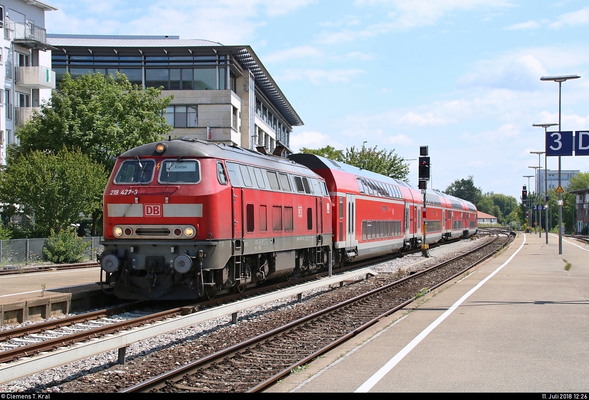218 427-3 der DB ZugBus Regionalverkehr Alb-Bodensee GmbH (RAB) (DB Regio Baden-Württemberg) als IRE 4213 bzw. RE 4213 von Stuttgart Hbf nach Lindau Hbf erreicht den Bahnhof Friedrichshafen Stadt auf Gleis 4.
[11.7.2018 | 12:26 Uhr]