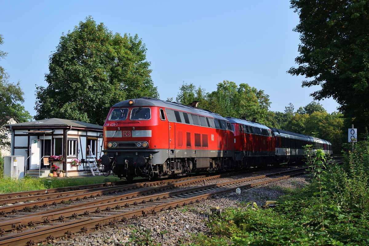 218 428 führt am 20. August 2018 das 218-Doppel vor einem EC zwischen München und Lindau. Aufgenommen zwischen Lindau Aeschach und Hbf.
