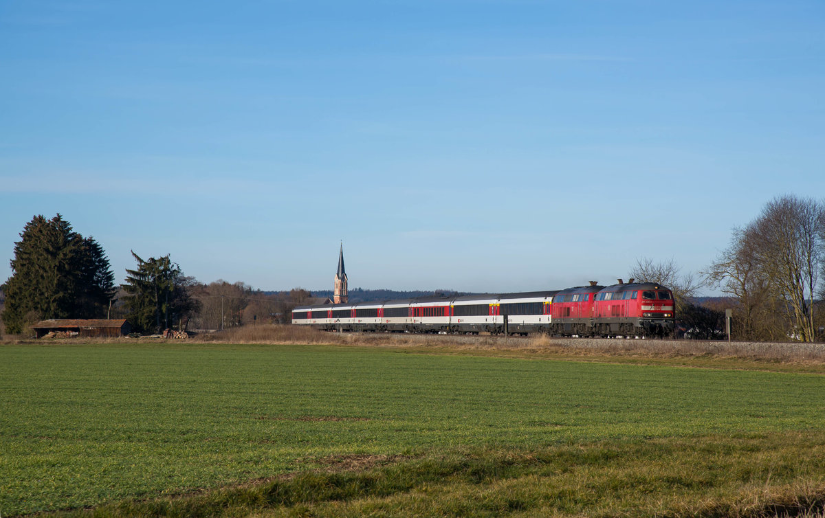 218 428 und Schwesterlok mit EC 191 nach München HBF.Aufgenommen bei Sontheim(Schwab) am 27.12.2015.