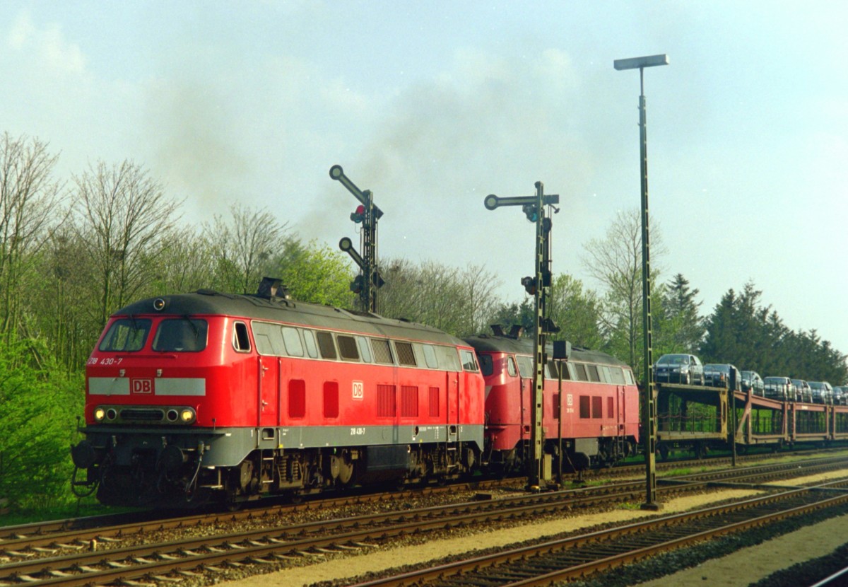 218 430 mit Autozug nach Westerland am 29.04.2000 in Niebll