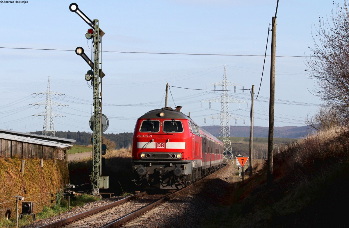 218 432-3 mit dem RE 22311 (Rottweil-Neustadt(Schwarzw)) bei Döggingen 15.11.15