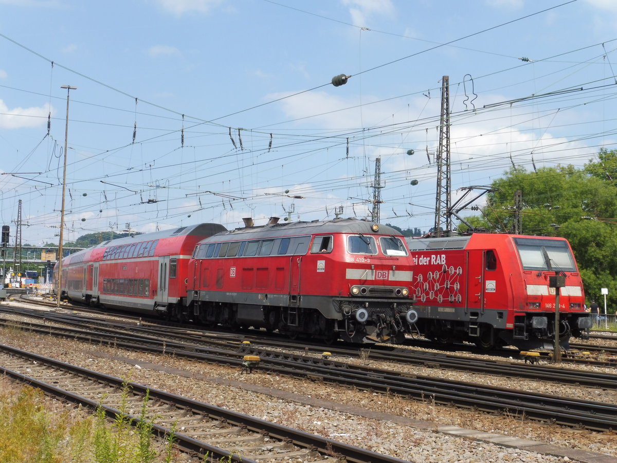 218 432 verlässt den Ulmer Hbf mit Doppelstockwagen nach Lindau Hbf, Juli 2018