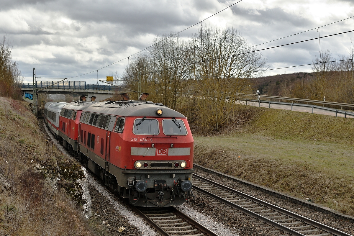 218 434 bespannte am 5. März 2019 zusammen mit einer Schwester IC 2012. Aufgenommen in Lonsee.