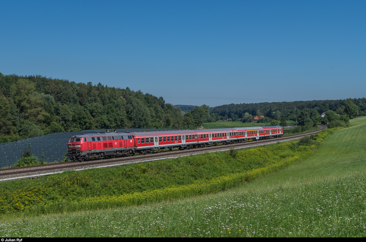 218 435 zieht am 8. August 2016 einen aus Rotlingen bestehenden IRE aus Ulm bei Meckenbeuren in Richtung Lindau.