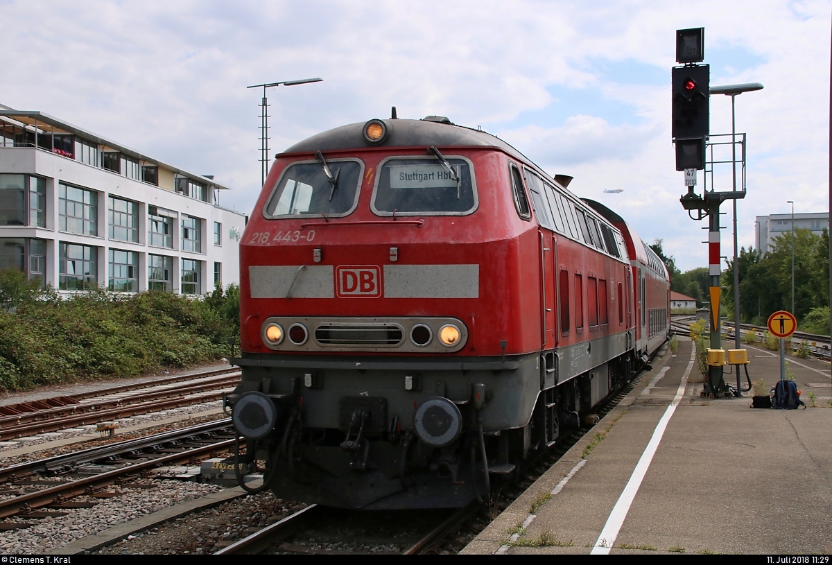 218 443-0 der DB ZugBus Regionalverkehr Alb-Bodensee GmbH (RAB) (DB Regio Baden-Württemberg) als RE 4218 von Lindau Hbf nach Stuttgart Hbf erreicht den Bahnhof Friedrichshafen Stadt auf Gleis 3.
[11.7.2018 | 11:29 Uhr]