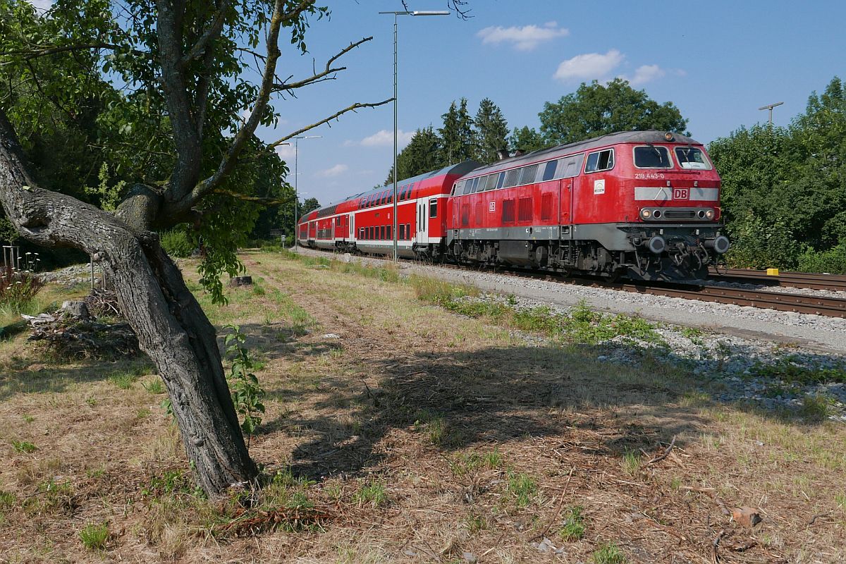 218 443-0 mit den von Stuttgart kommenden Wagen des RE 4223 bei der Einfahrt in den Bahnhof von Biberach (Ri) am 24.07.2018.