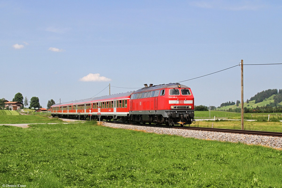 218 446 mit RE 57510 am 12.06.2015 bei Seeg.