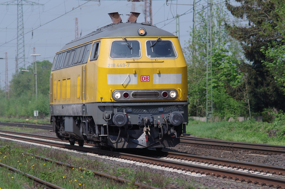 218 449-7 von DB Netz fährt am 21.04.2018 über die Güterzugstrecke durch Ratingen-Lintorf.