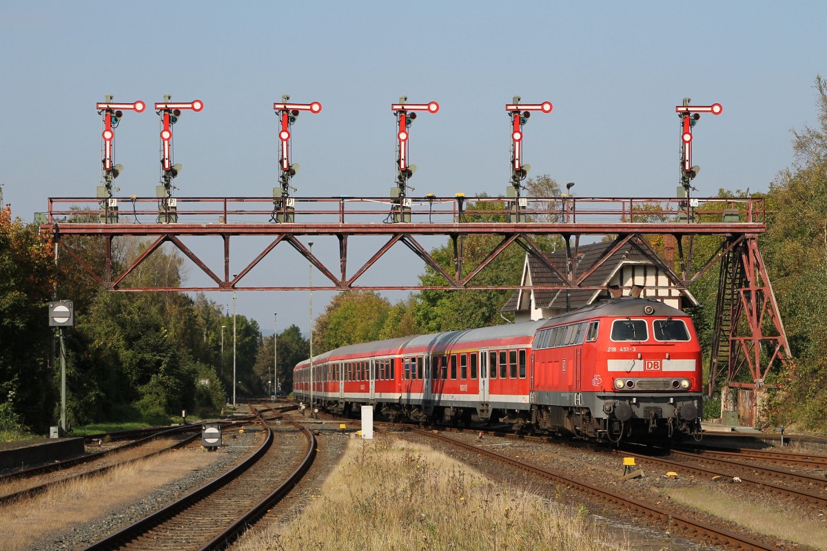 218 451-3 (Baujahr: 1977) mit RE 14067 Hannover Hauptbahnhof-Bad Harzburg auf Bahnhof Bad Harzburg am 3-10-2014.
