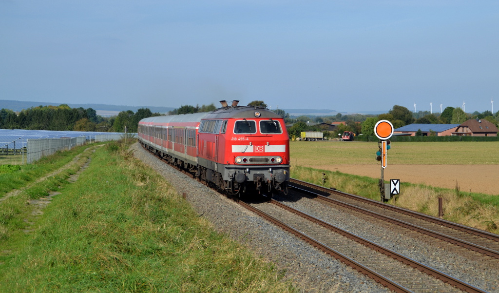 218 455-4 mit RE 14065 Hannover Hbf - Bad Harzburg am 28.09.2014 in Klein Elbe. Mittlerweile regiert hier das Chaos, in Form vom erixx.