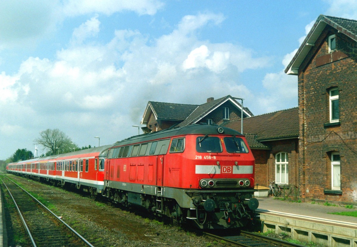 218 458 mit RE 14568 (Hamburg-Harburg–Cuxhaven) am 02.05.2006 in Cadenberge