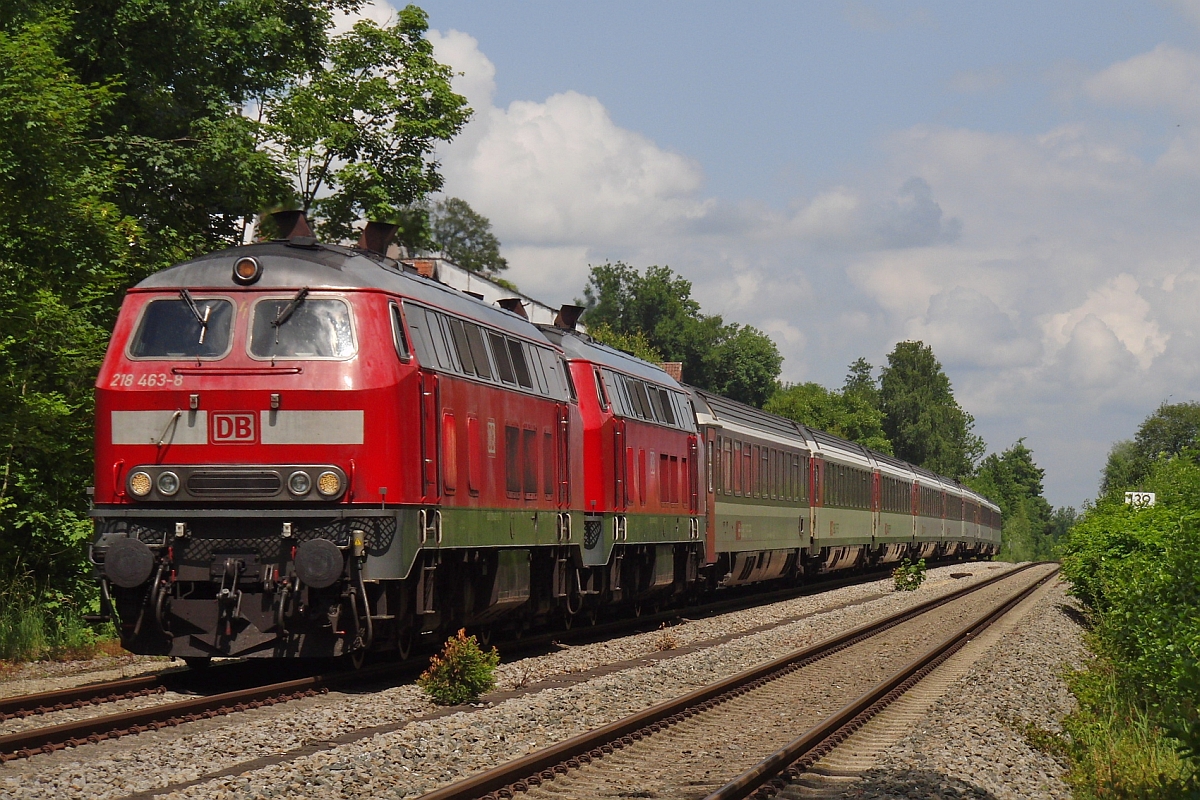 218 463-8 und 218 423-2 mit dem EC 194 von Mnchen nach Zrich haben gerade den Ort Schlachters passiert und fahren zum Bodensee hinunter zum nchsten Halt in Lindau Hbf (30.06.2013).