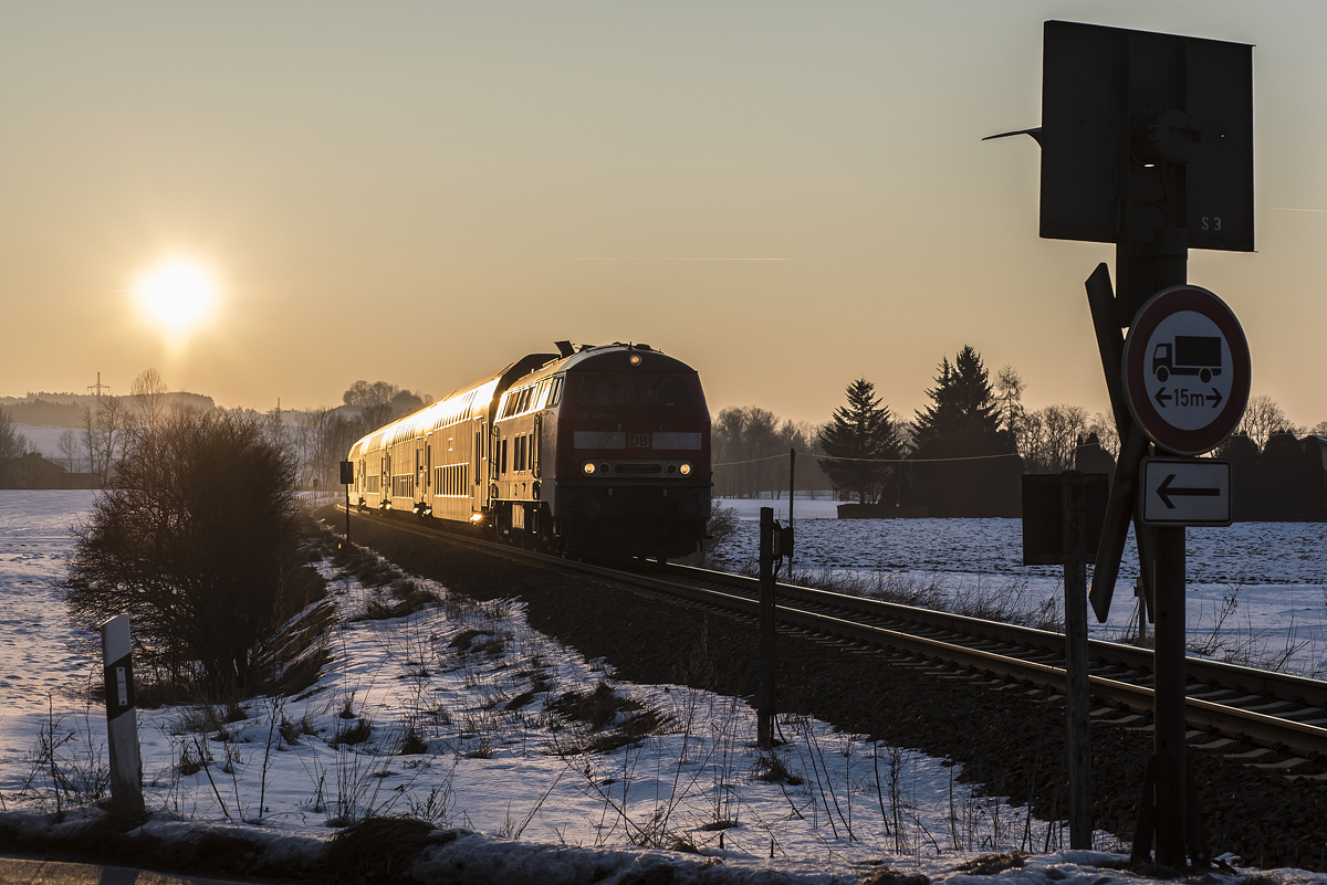 218 465-3 mit einem Dosto-Regionalzug nach Mühldorf am 07.02.2015 bei Dorfen

Hersteller: Krauss-Maffei, München
Fabriknummer: 19780
Abnahmedatum: 04.06.1976
Erst-Bw: Kempten
Heimat-Bw z.Z.d. Aufnahme: Mühldorf
weitere Beheimatungen: Stendal, Lübeck, Kiel
UIC-Nr.: 92 80 1218 465-3 D-DB
Betreibernr. z.Z.d. Aufnahme: 218 422-4
Eigentümer z.Z.d. Aufnahme: DB Regio
Fahrzeugnutzer z.Z.d. Aufnahme: DB RegioNetz, SüdOstBayernBahn
Radsatzfolge: B'B'
Vmax (km/h): 140
Dienstmasse (t): 79
Radsatzfahrmasse max. (t): 20
LüP (mm): 16.400