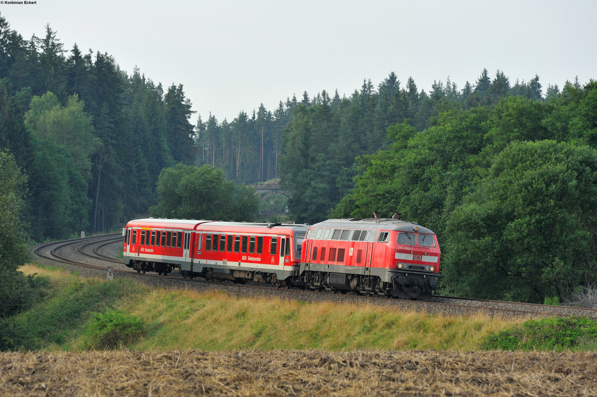 218 466-1 mit einem 628er im Schlepptau auf der Überführungsfahrt von Hof nach Mühldorf bei Oberteich, 26.07.2016