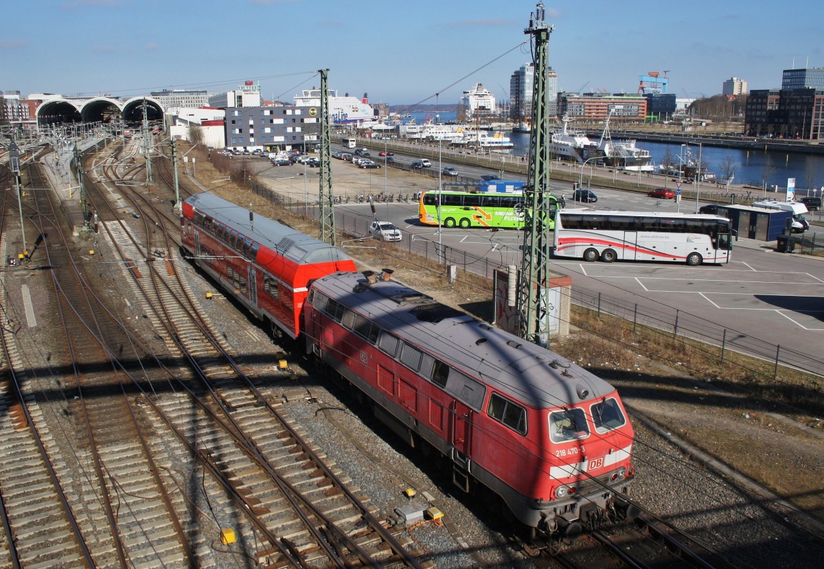 218 470-3 kam am 16.3.2016 mit nur einem Dosto-Stw in den Hauptbahnhof von Kiel gefahren. Nachdem sie Kopf gemacht hat fuhr sie zurück in die Abstellgruppe.