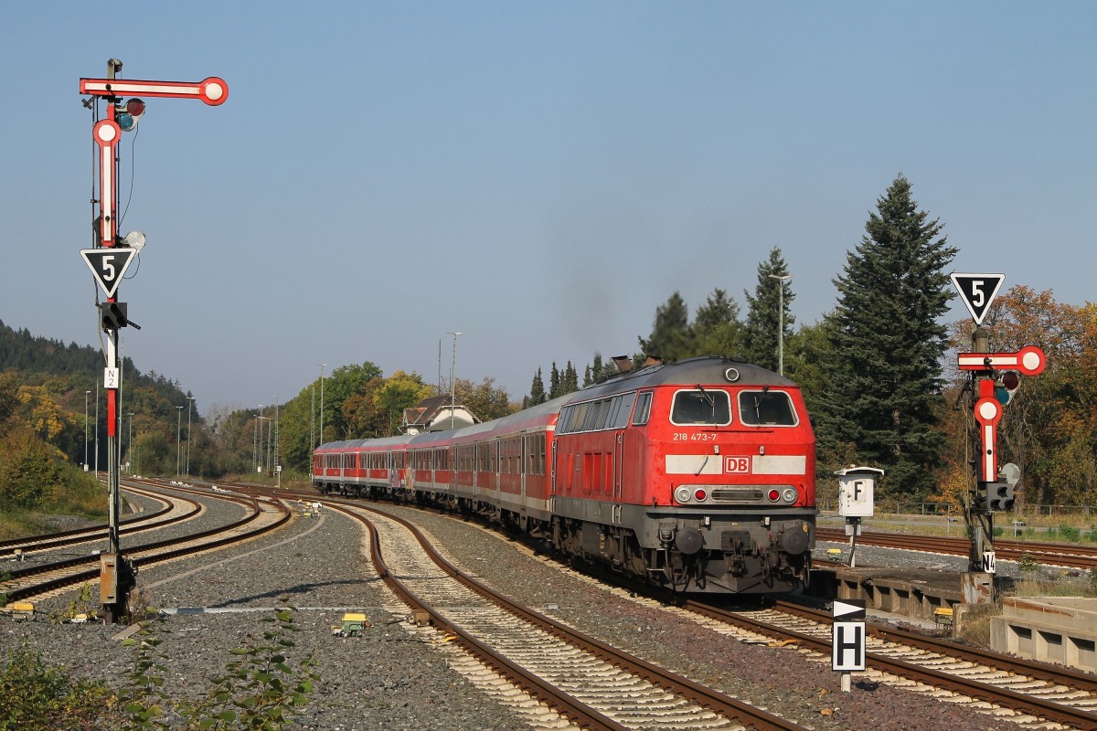 218 473-7 (Baujahr: 1977) mit RE 14066 Bad Harzburg-Hannover Hauptbahnhof auf Bahnhof Goslar am 3-10-2014.