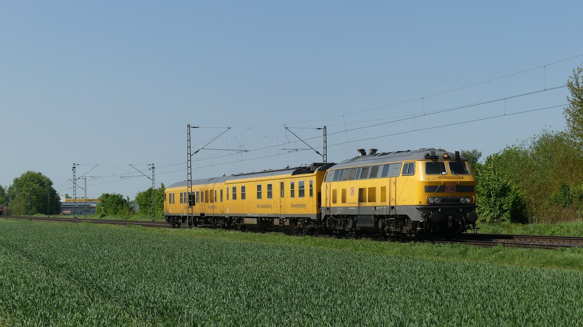 218 477 zieht einen Messzug über die Rhein-Main Bahn gen Osten. Aufgenommen zwischen Dieburg und Altheim am 5.5.2018 11:09