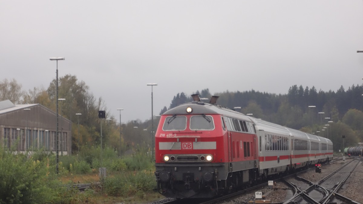 218 491 fährt mit dem IC  Nebelhorn  in Kempten ein. Oktober 2014. 