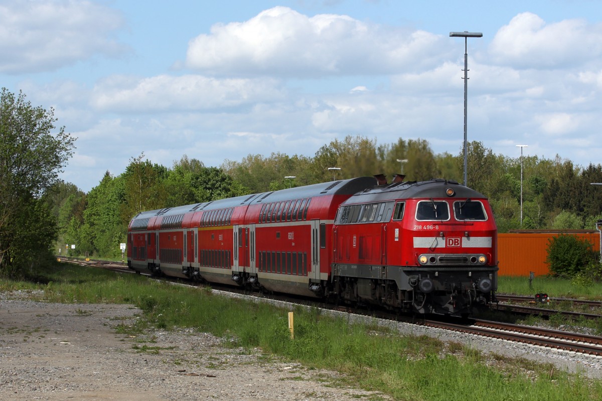 218 496-8 mit IRE 4229 Stuttgart-Ulm-Friedrichshafen-Lindau bei der Einfahrt in den Bahnhof Aulendorf, 10.5.2015