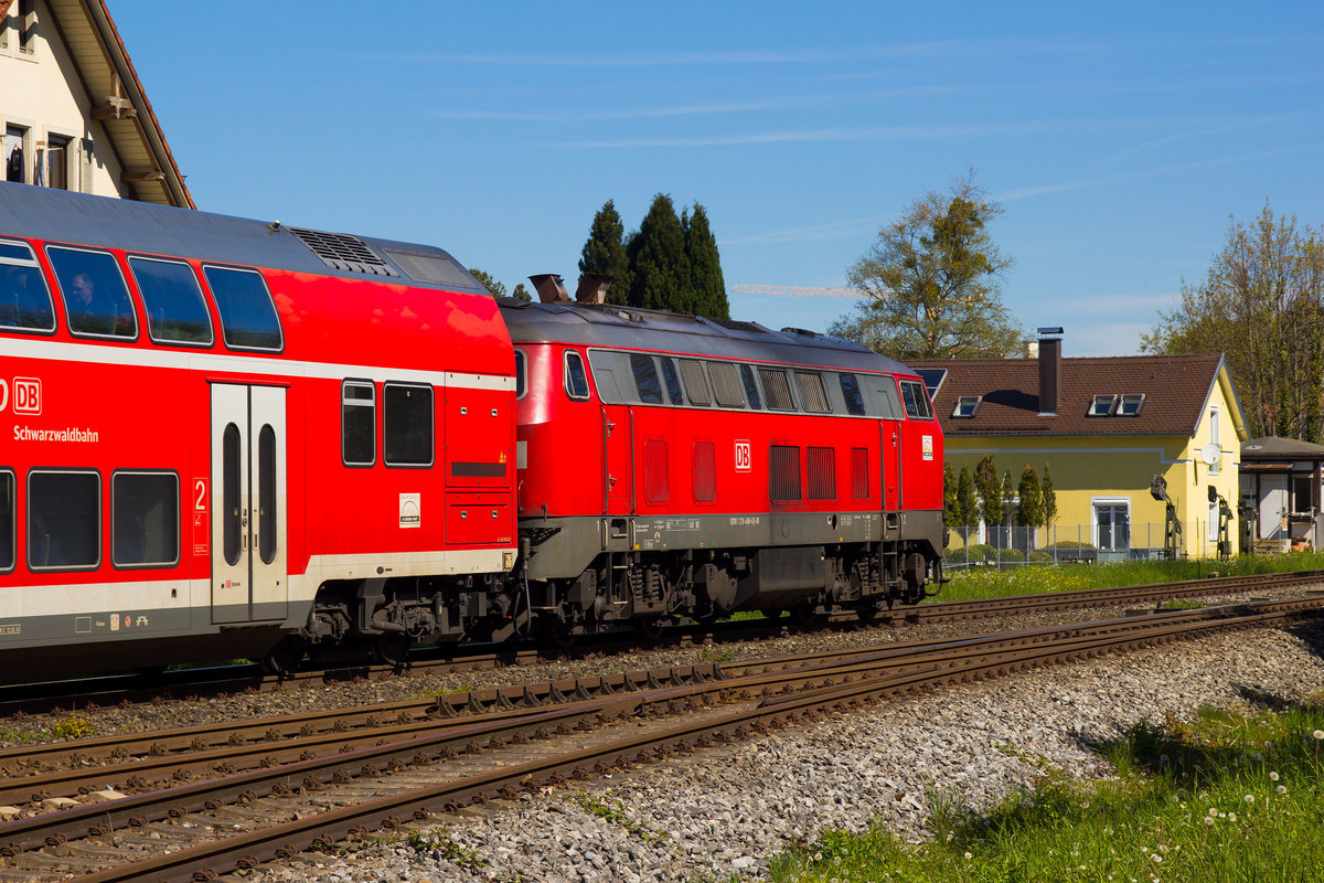 218 496-8 schiebt ihren IRE aus Friedrichshafen kommend durch Lindau Aeschach nach Lindau Hbf. 30.4.17