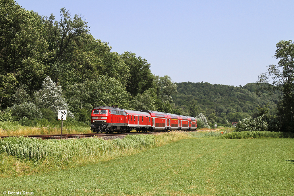 218 496 mit IRE 4209 am 11.07.2015 bei Mochenwangen.