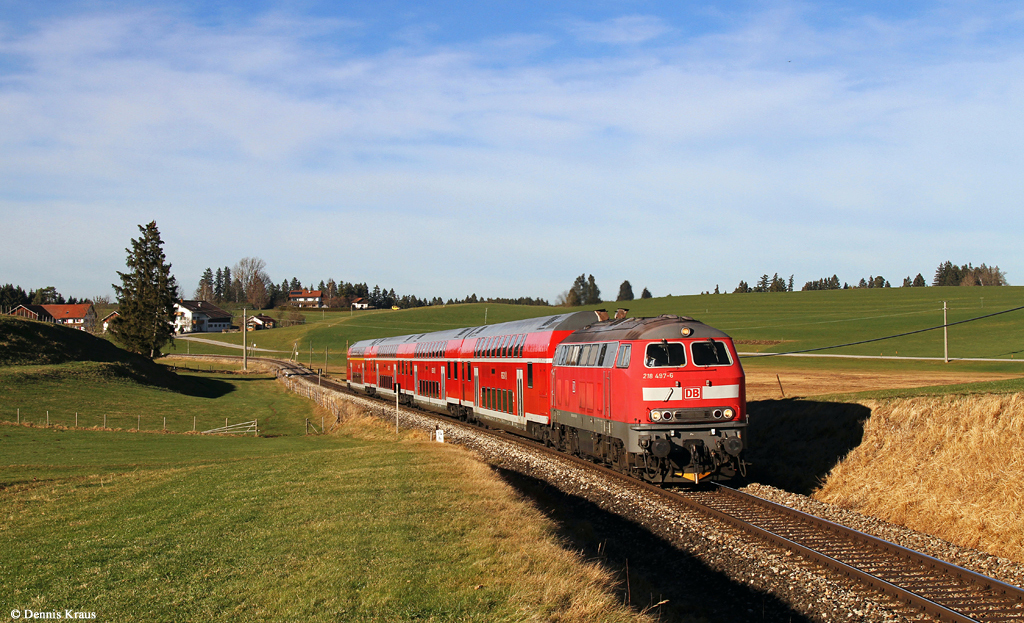 218 497 mit RE 57500 am 05.12.2015 bei Seeg.