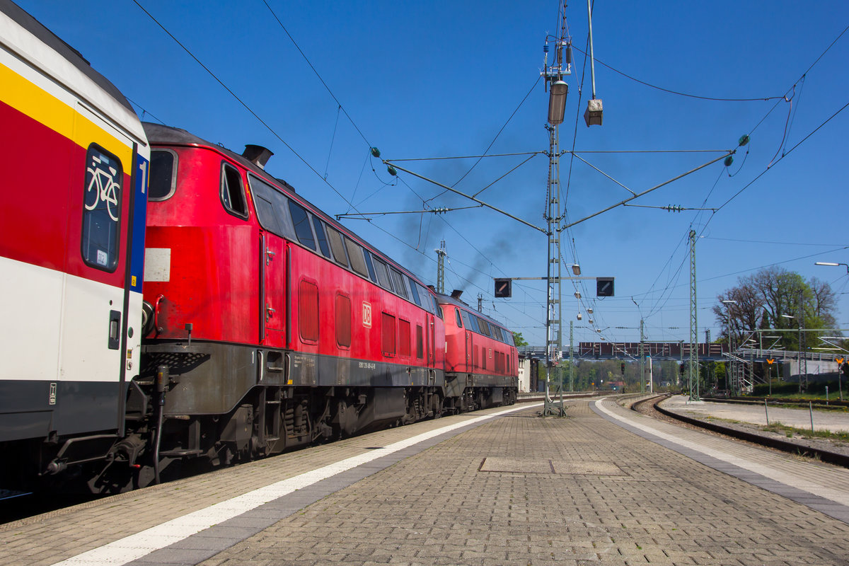 218 498-4 und 218 465-3 beim anfahren mit dem Eurocity in Lindau. 21.4.18