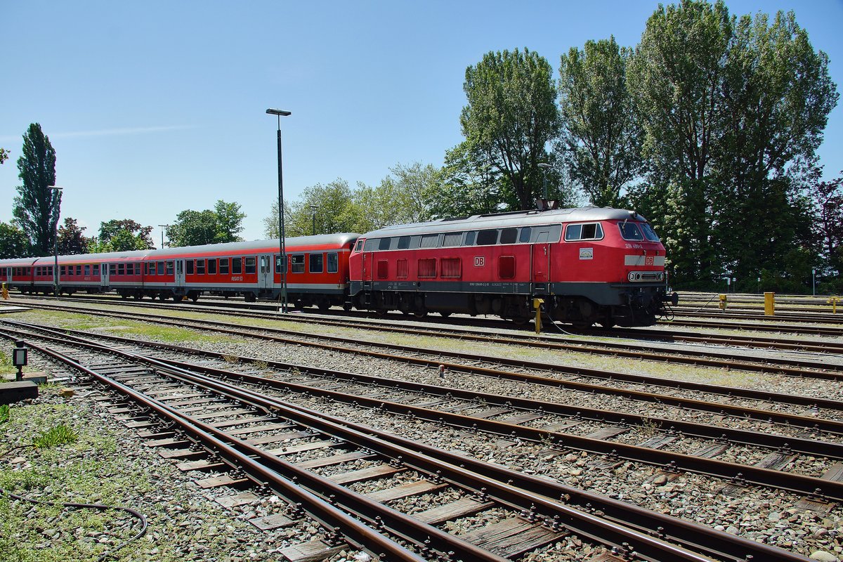 218 499-2 wartet am 25.05.16 im Bhf.von Lindau/Bodensee auf ihren nächsten Einsatz als IR nach Stuttgart Hbf.
