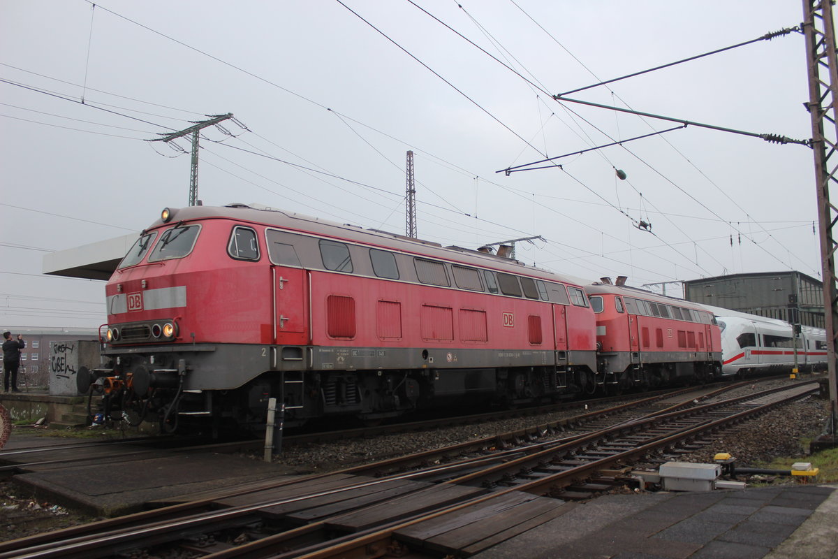 218 838 zusammen mit 218 825 und zwei Velaro D Einheiten im Duisburger Hbf am 8.1.17 