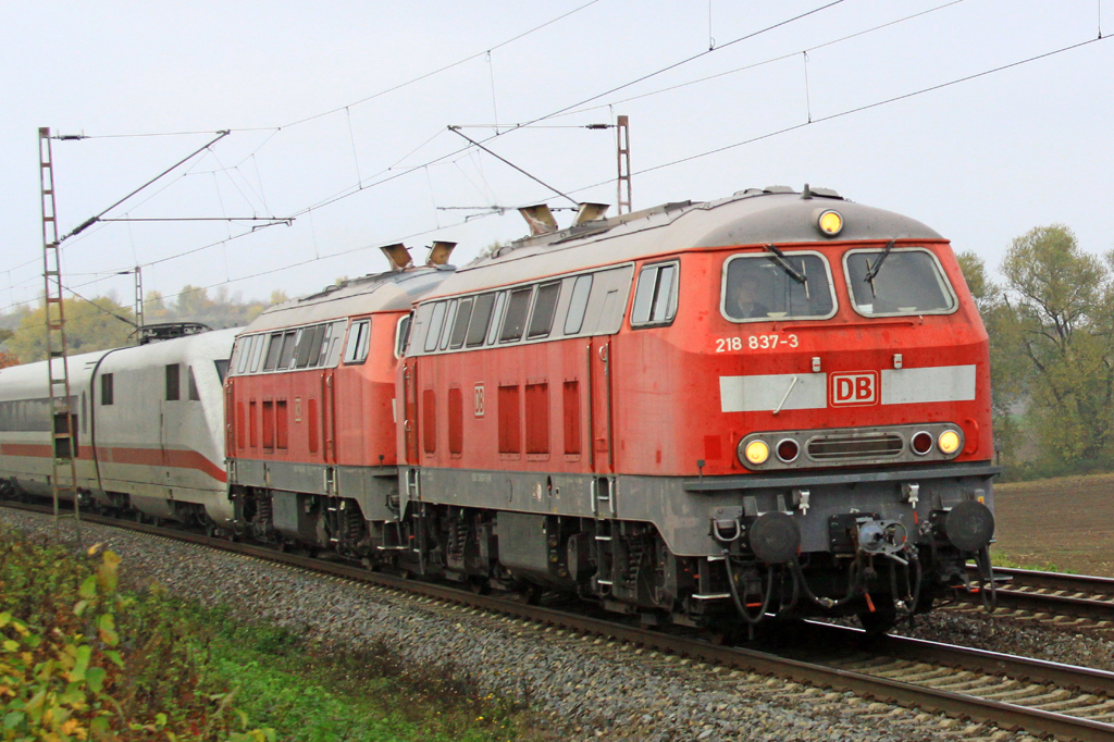 218 im Doppel mit ICE am Haken am 31.10.2015  10:14 nördlich von Salzderhelden am BÜ 75,1 in Richtung Kreiensen