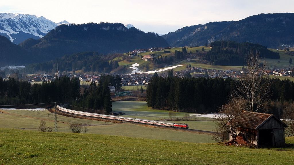 218 xxx mit IC 2012 bei Unterthalhofen (09.01.2014)