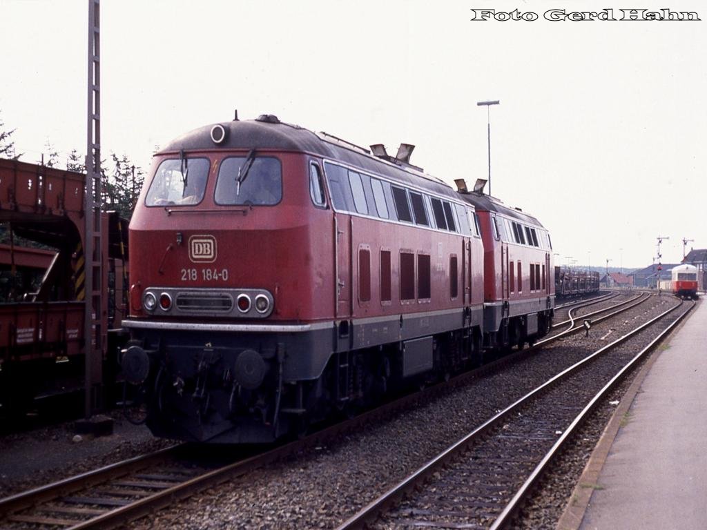 218184 und 218176 rangieren am 14.8.1988 um 10.53 Uhr im Bahnhof Niebüll.