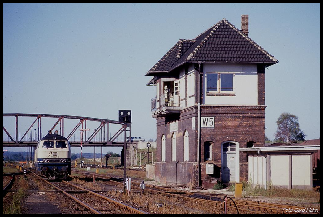 218245 rangiert hier am 16.9.1990 im damaligen Grenzbahnhof der DDR Oebisfelde und ist für die Bespannung des D Zugs nach Köln um 10.08 Uhr bestimmt.