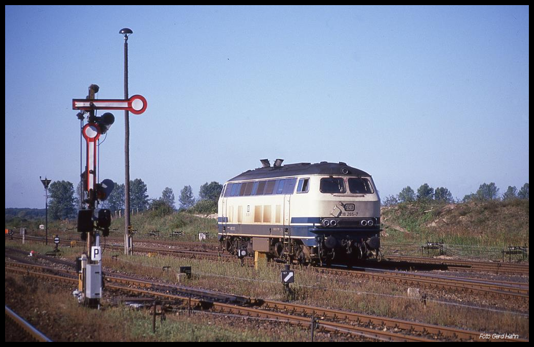 218265 rangiert solo im noch damaligen Grenzbahnhof Oebisfelde am 16.9.1990.