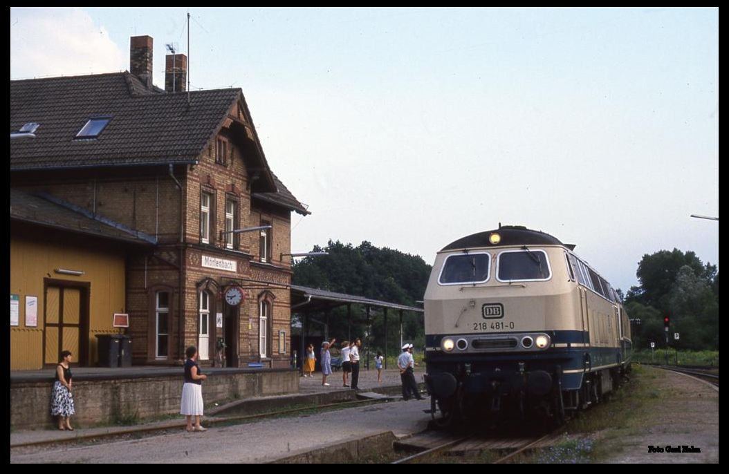 218481 mit Sonderzug  Deutsche Weinstraße  von Fürth im Odenwald nach Mörlenbach hier am 16.8.1989 umn 19.25 Uhr im Bahnhof Mörlenbach.
